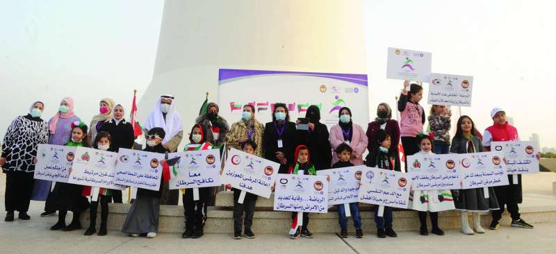 المشاركون في الفعالية أمام الأبراج 	(تصوير سعود سالم)