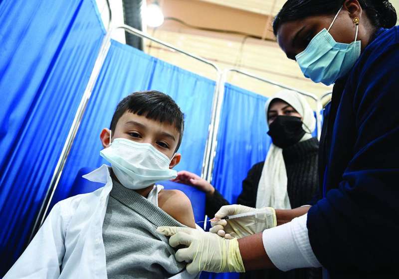 طفل يتلقى جرعة اللقاح المضاد لـ «كورونا»	 (تصوير أسعد عبدالله)
