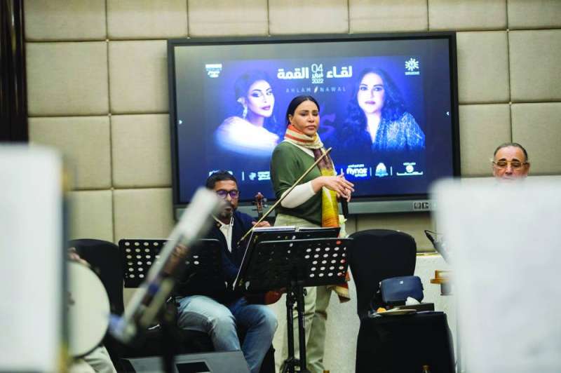 ... وأحلام خلال تأدية البروفات
