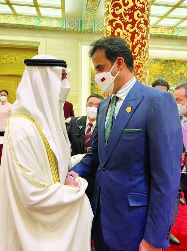 
مصافحة وحديث بين تميم بن حمد ومحمد بن زايد في بكين أمس
