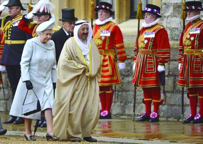 الأمير الراحل الشيخ صباح الأحمد طيب الله ثراه مع الملكة اليزابيث