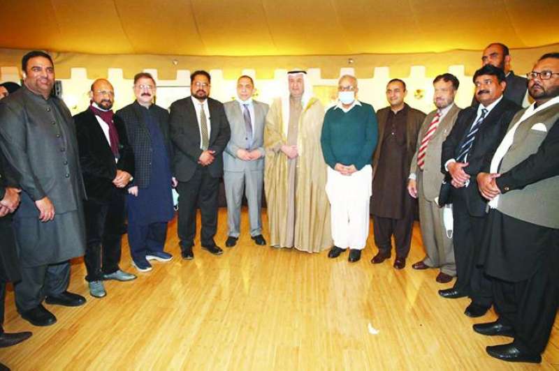 السفير الباكستاني والشيخ دعيج العلي وحافظ شبير وحسان بيدس مع أعضاء من الجالية