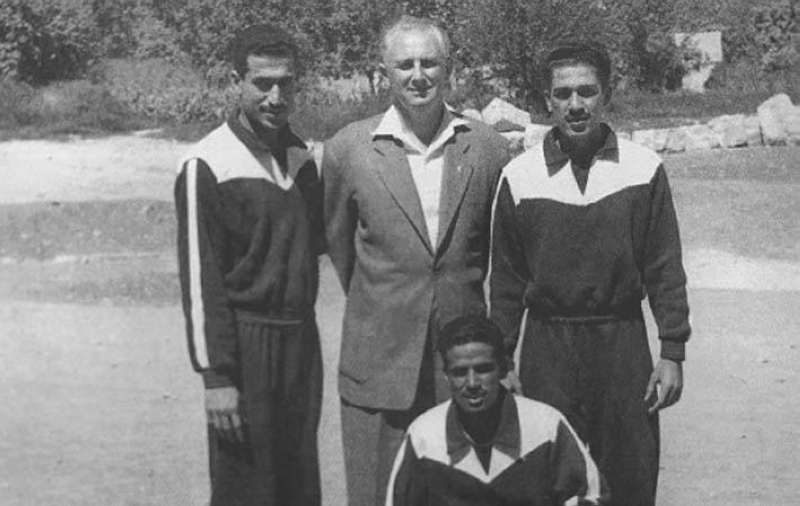 العوضي الأول وقوفاً من جهة اليسار مع اثنين من لاعبي نادي العروبة في الخمسينيات