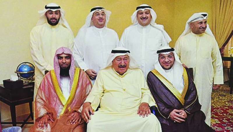 العوضي (جلوساً) يتوسط مؤذن المسجد النبوي الشيخ مهدي بري وإمام وخطيب المسجد النبوي الشيخ صلاح البدير أثناء زيارتهما للكويت العام 2017