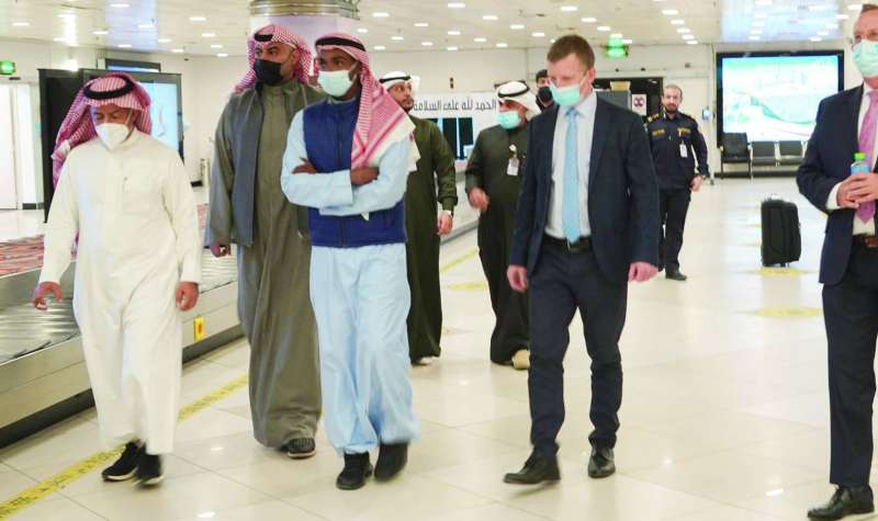 الوفد خلال زيارته للجمرك الجوي
