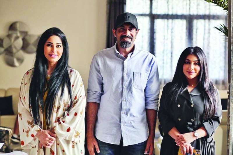 
غادة الزدجالي مع المخرج محمد الطوالة ونور في «عاشر صفحة»