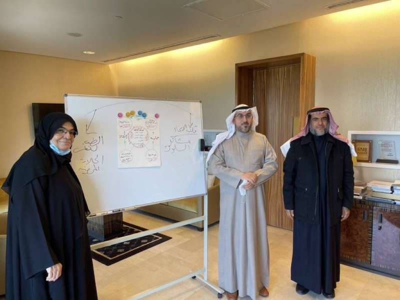 الشاهين يلتقي التربوية عائشة اللوغاني صاحبة مبادرة «صديق العائلة» 