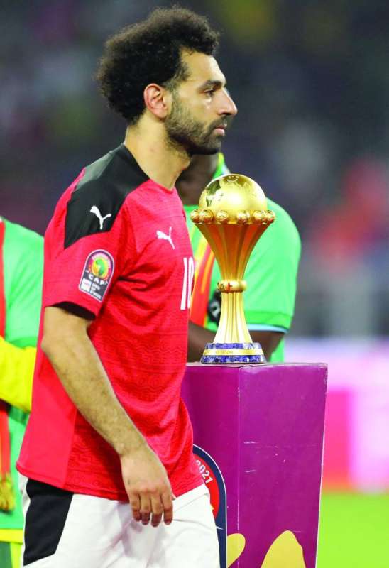 محمد صلاح يمرّ من أمام كأس أفريقيا (رويترز)