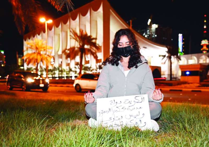 
فتاة تمارس اليوغا خلال الاحتجاج
