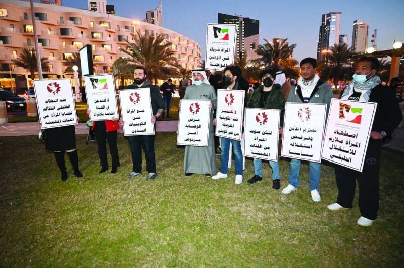 
شباب وشابات في الوقفة
