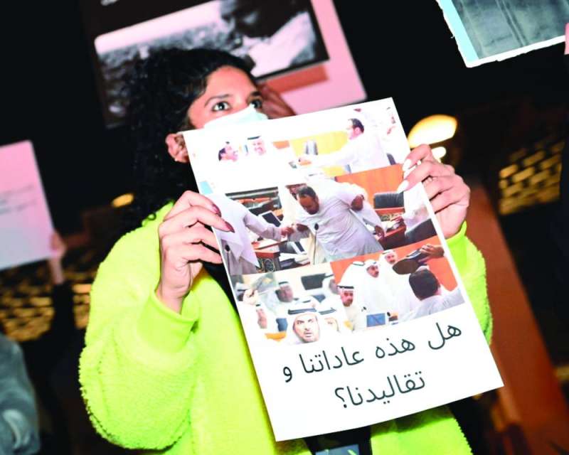 
سيدة حملت صورة لاشتباك نواب في المجلس
