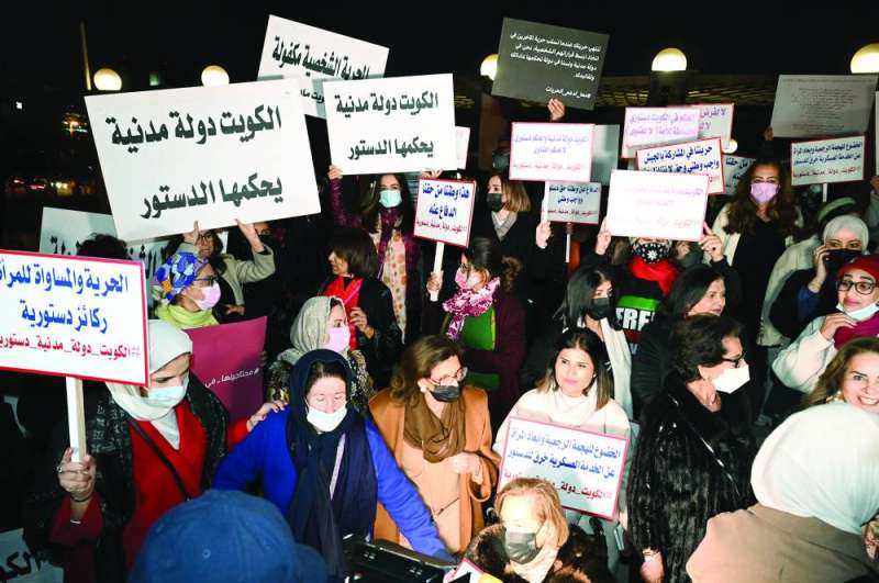 
جانب من السيدات المشاركات في الوقفة الاحتجاجية مساء أمس	 (تصوير نايف العقلة)
