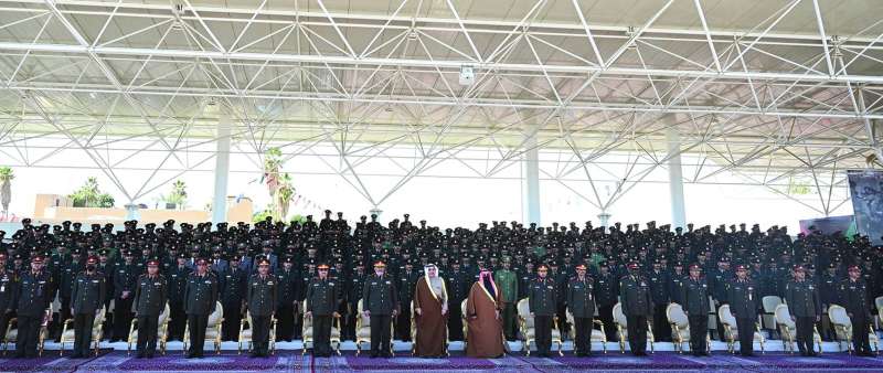 وزير الدفاع وكبار الشخصيات والقادة والضباط الخريجون