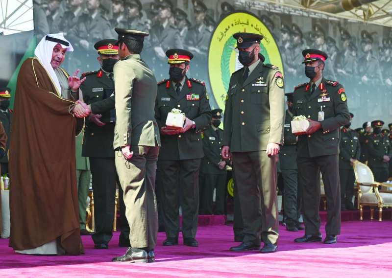 تسليم أحد الأوائل جائزته