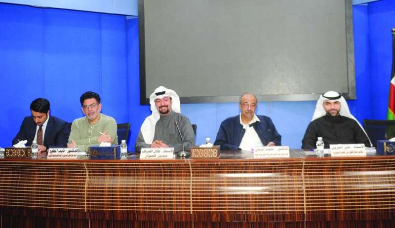 المشاركون في الندوة بجمعية المحامين 		 (تصوير سعود سالم)
