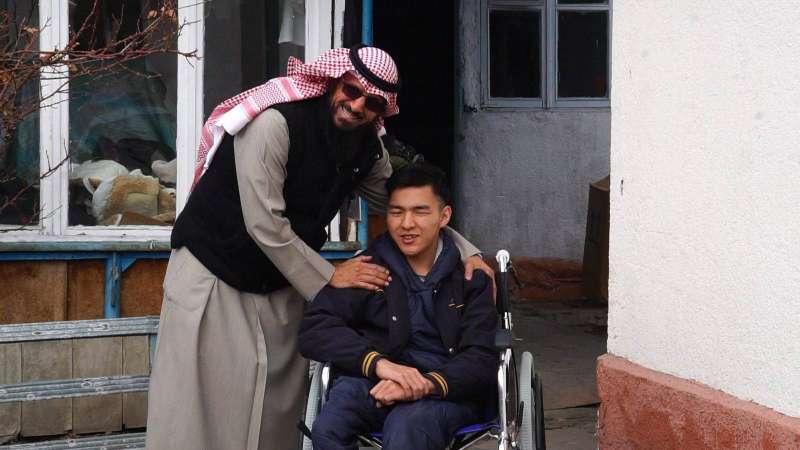 محمد الشايع مع أحد المستفيدين من المشروع