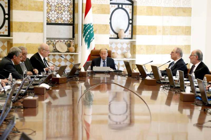 الرئيس ميشال عون مترئساً جلسة الحكومة أمس