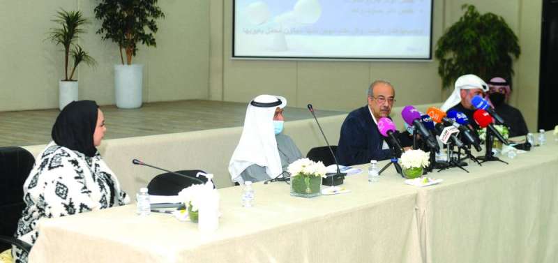 المتحدثون في الندوة	 (تصوير سعود سالم)
