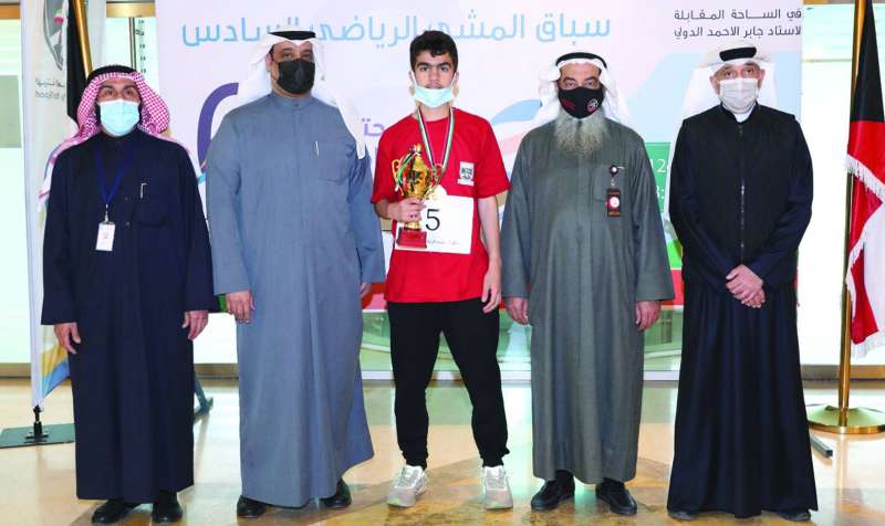 الشرهان والربيع والهزيم يكرمون فائزاً في فئة الناشئين
