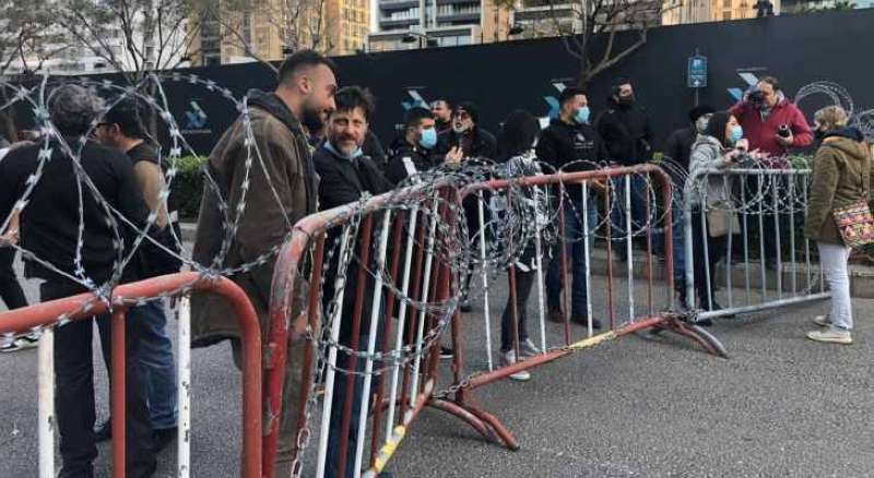 محتجون أمام منزل ميقاتي