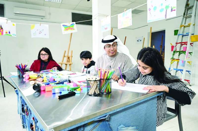 ثلاب يتابع رسومات المواهب الغضة 	 (تصوير أسعد عبدالله)
