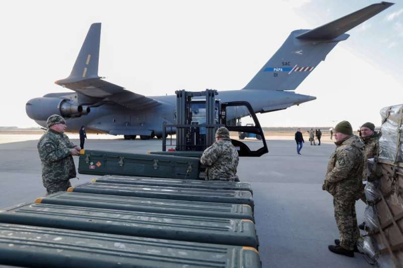 شحنة مساعدات عسكرية من ليتوانيا إلى أوكرانيا (رويترز)