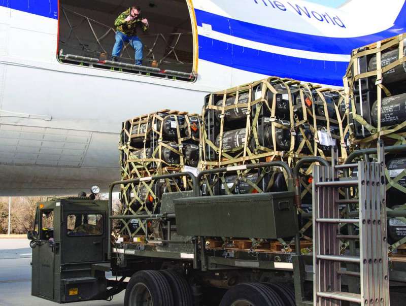 عتاد عسكري أميركي في طريقه إلى أوكرانيا (ا ف ب) 