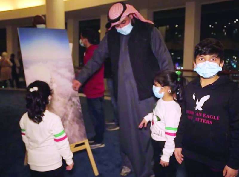 العفيصان شارحاً لأبنائه معالم برج التحرير
