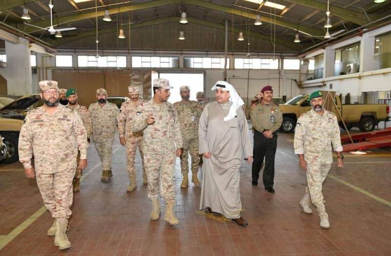 وزير الدفاع خلال زيارة إلى قيادة الصيانة والتزويد الفني