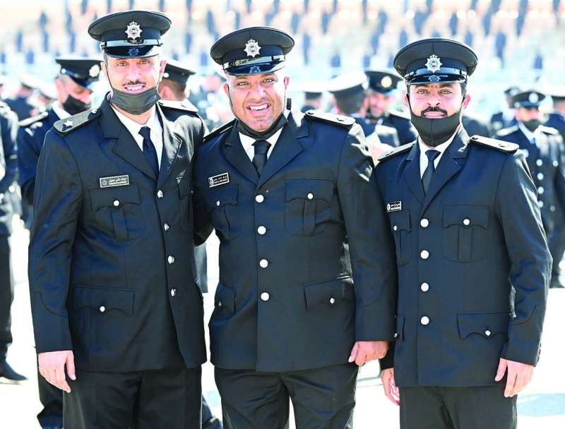 الملازم نواف الحمود متوسطاً زميليه سامي محمد ومبارك جحيش
