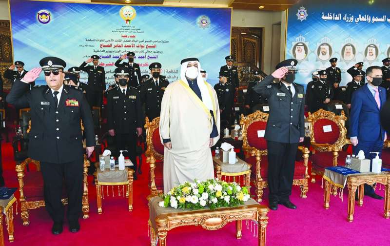 وزير الداخلية يتوسط قيادات الوزارة لدى بدء الحفل
