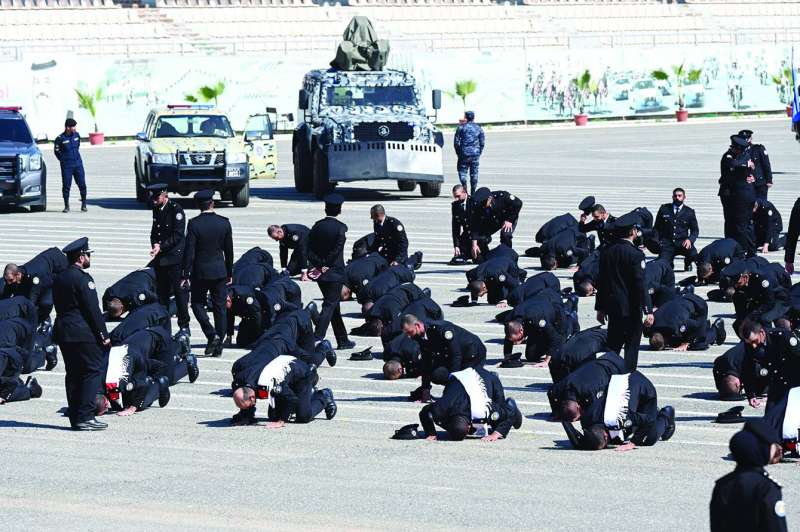 سجود شكر لله بعد التخرج
