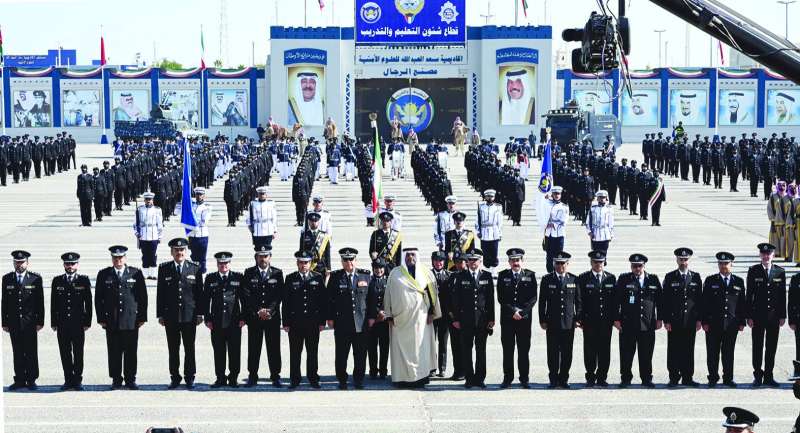 الوزير وقيادات الوزارة في لقطة جماعية مع الخرّيجين 	(تصوير أسعد عبدالله)