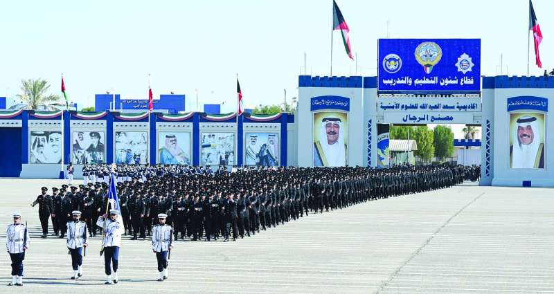 طابور الخريجين لدى دخوله ساحة العرض