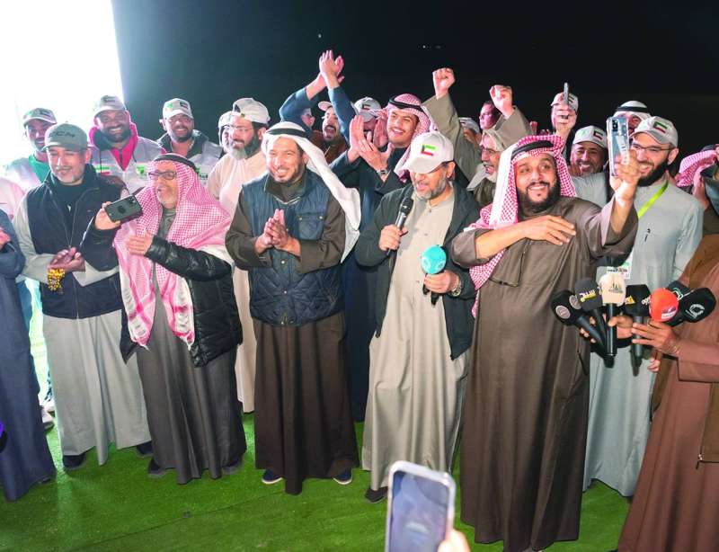 لحظة إعلان ختام الحملة ووصول التبرعات إلى 400 شاحنة	 (تصوير سعود سالم)