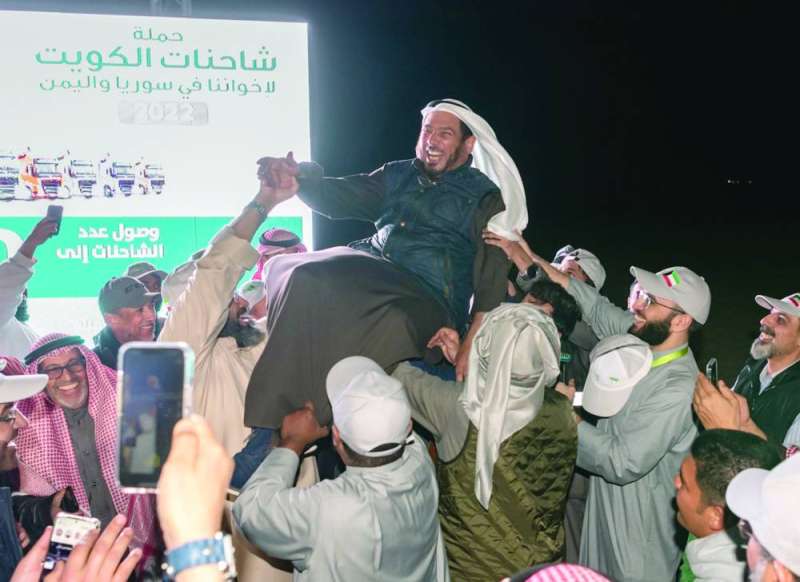 المعتوق محمولاً على الأكتاف لمساهمته الفاعلة في الحملة
