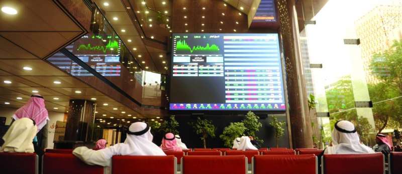 أسهم التوزيعات تحظى بثقة المتداولين 	 (تصوير سعود سالم )