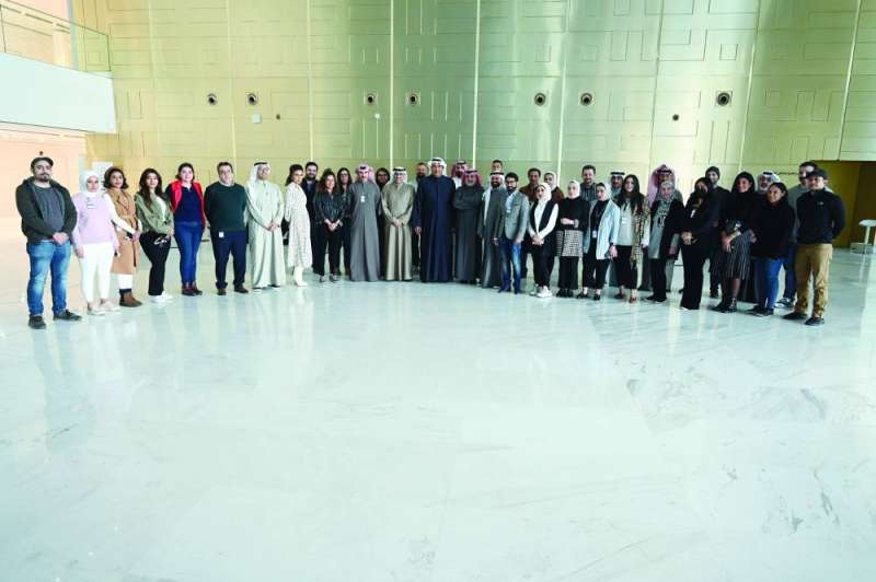 موظفو الديوان الأميري مع قياديي مركز جابر الثقافي
