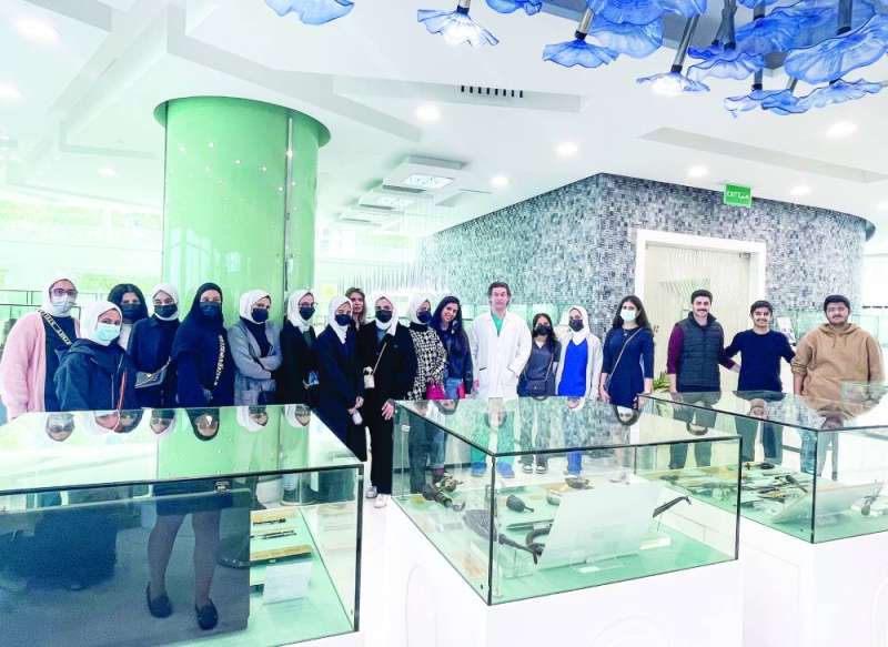 الطلبة خلال زيارتهم متحف مركز قطينة