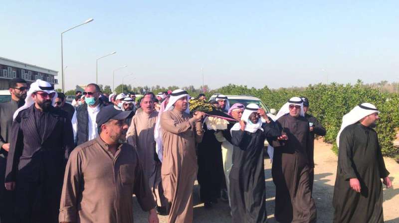 
جثمان عباس محمولاً على أكتاف مشيعيه
