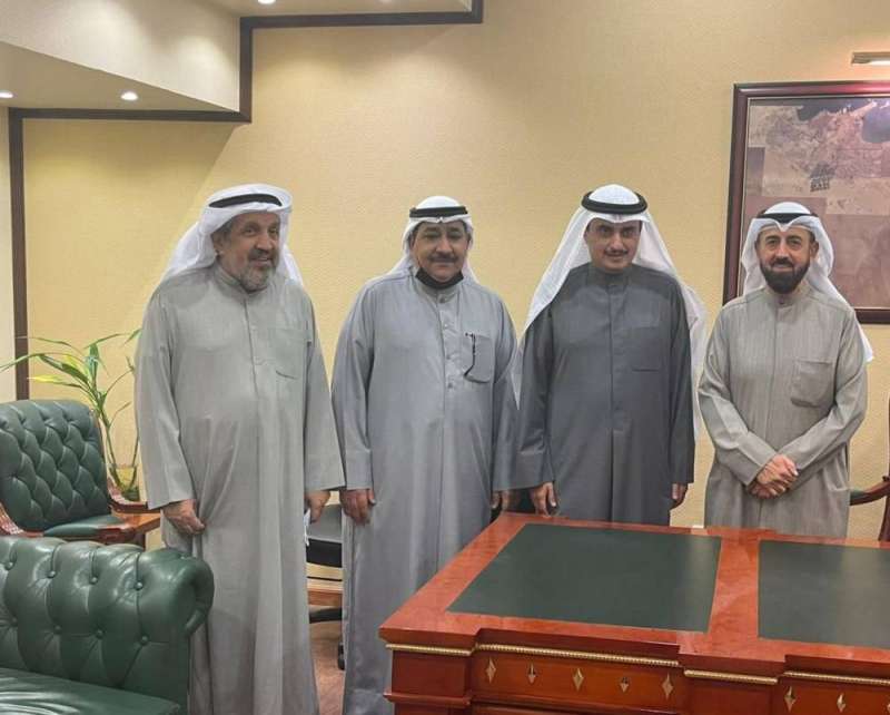 المنفوحي يكرم عمادي لتفانيه بالعمل 