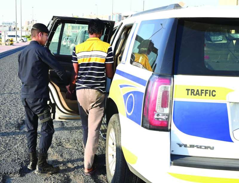 إحالة وافد إلى «نظارة المرور»