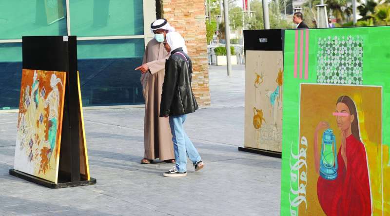 زائران في المعرض