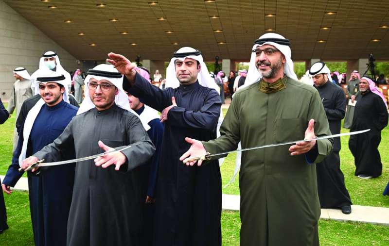 العبدالله وروح الدين والناصر خلال مشاركتهم في العرضة
