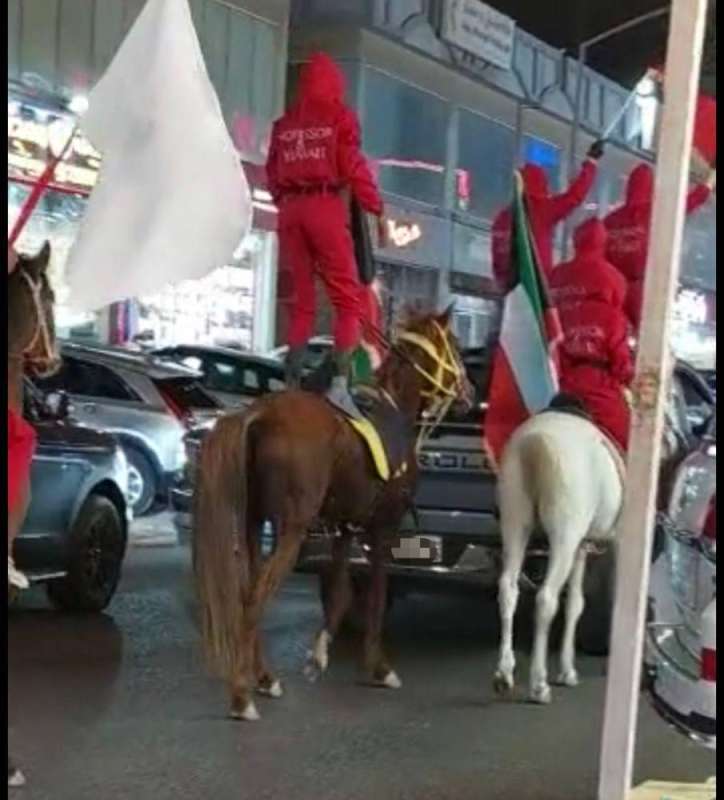 مسيرة بالمركبات والخيول 