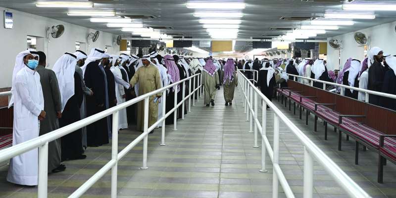 تنظيم عملية تقديم العزاء أمس منعاً للازدحام 	(تصوير نايف العقلة)
