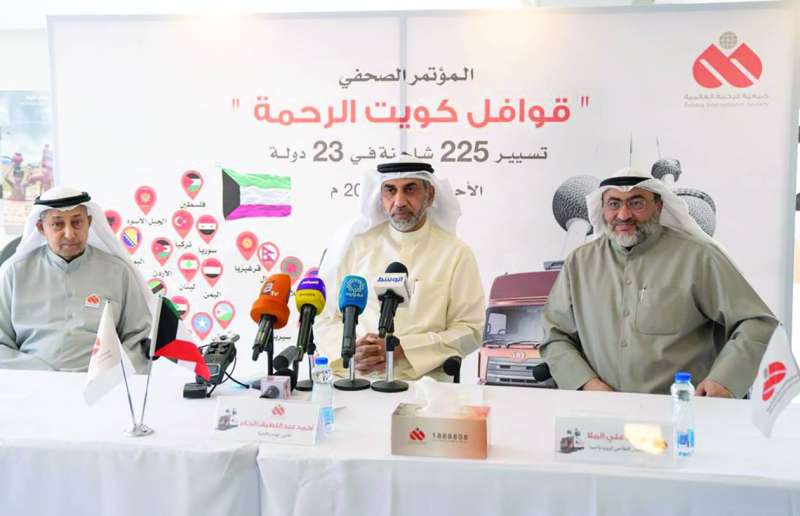 الجابر متوسطاً بورحمة والملا في المؤتمر الصحافي
