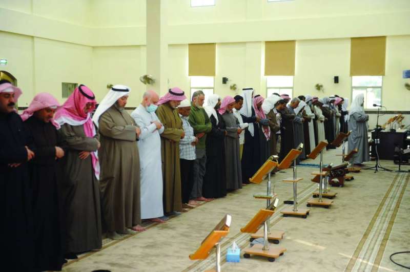 المصلون رصوا صفوفهم 	(تصوير سعود سالم)
