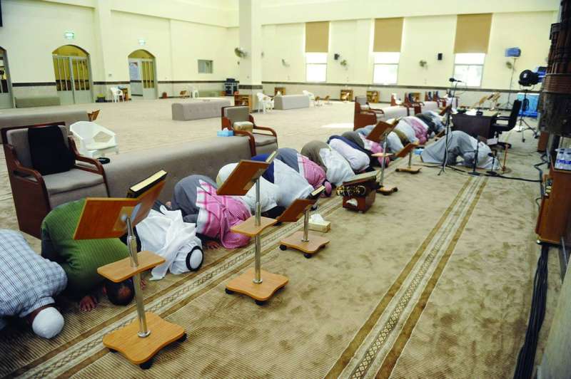 لا تباعد في الصلوات بين عباد الرحمن
