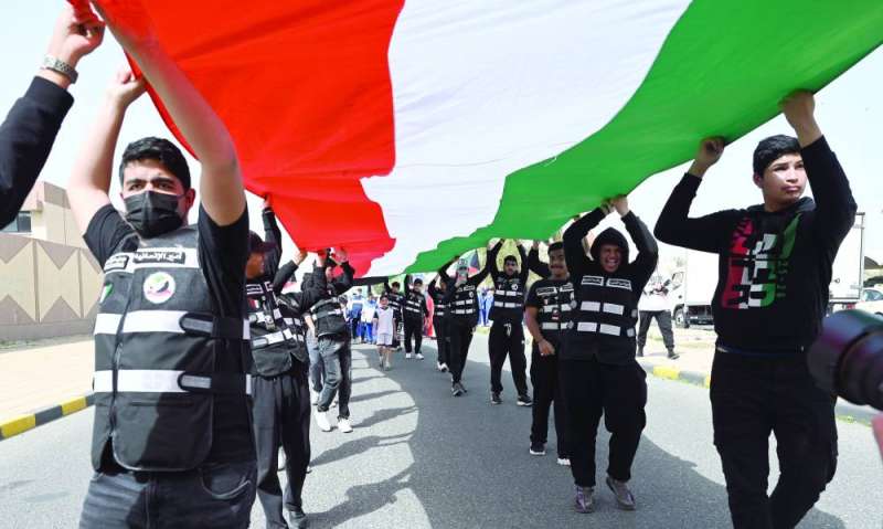 علم الكويت على امتداد المسيرة... فوق الرؤوس	 (تصوير نايف العقلة)